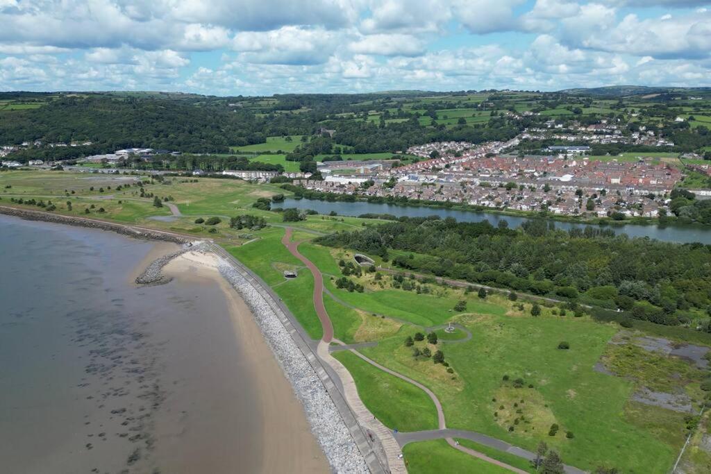 Вілла Coastal Retreat In Carmarthenshire Лланеллі Екстер'єр фото